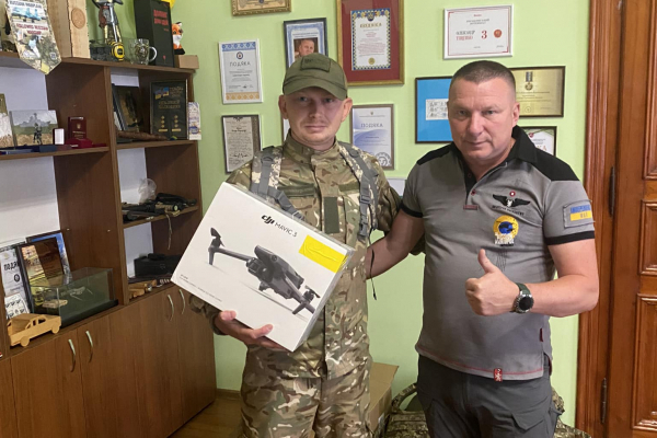 Військовий комісар Львівщини подарував дрон солдату-розвіднику