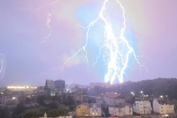 Негода у Львові: блискавка влучила у трансформатори. Місто затоплює (ВІДЕО)