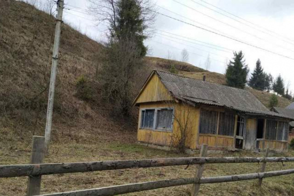 Закинуті будівлі в селах Львівщини продаються за ціною у десятки разів більше стартової