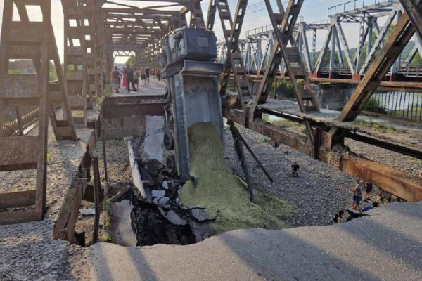 На Закарпатті під час обвалу моста постраждали двоє дітей, ще троє людей у стані середньої важкості (ФОТО)
