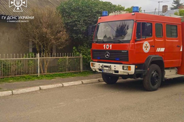На Львівщині пожежники врятували чоловіка з палаючого будинку