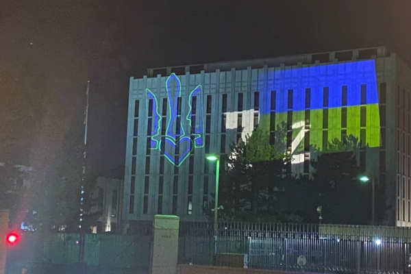 На будівлю посольства Росії у Вашингтоні спроектували роботи українського художника. Росіяни у відповідь засвітили літери Z і V