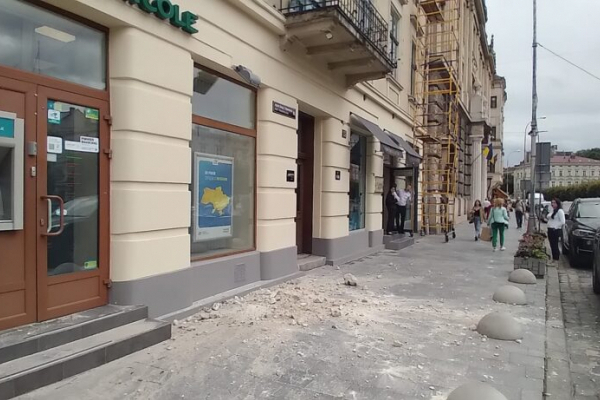 У центрі Львова з будинку відпала частина фасаду