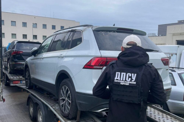 Львівські митники вилучили два авто, які хотіли ввезти як допомогу для ЗСУ
