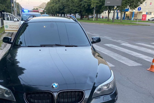 У Львові на пішохідному переході водій BMW збив жінку та двох дітей