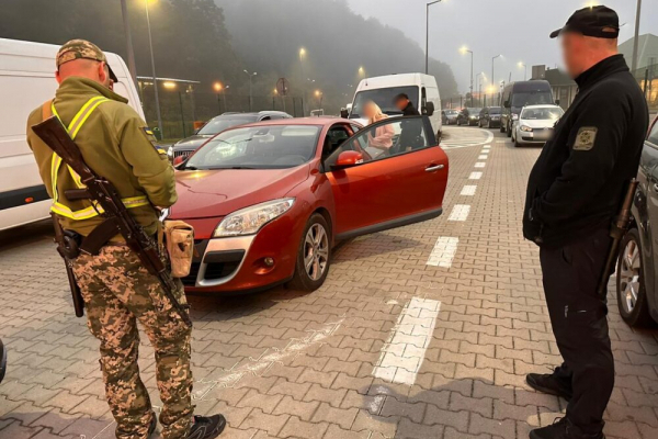 На Львівщині затримали ухилянта, який ховався в автівці під ковдрою