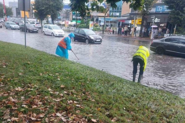 Через затоплені вулиці у Львові зупинився громадський транспорт