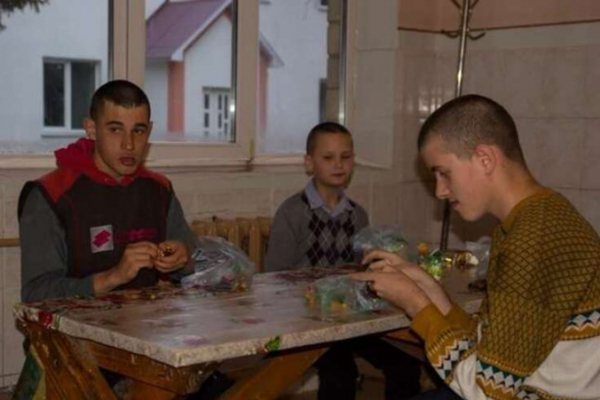 Нелюдські умови: з'явилось відео як знущаються над дітьми в інтернаті на Буковині (ВІДЕО 18+)