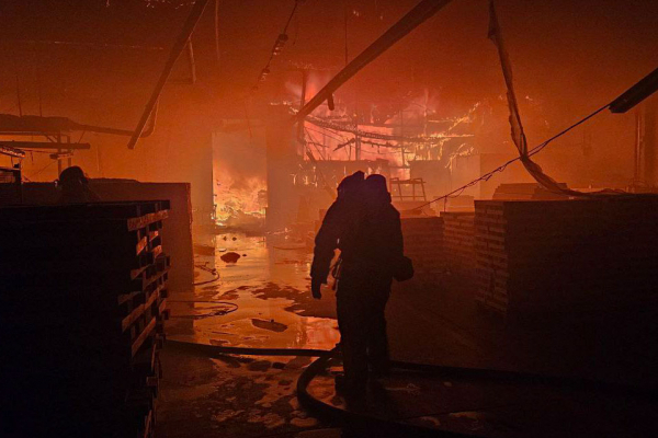 Під завалами знайшли загиблого чоловіка. Львівські рятувальники досі гасять пожежу (ВІДЕО)