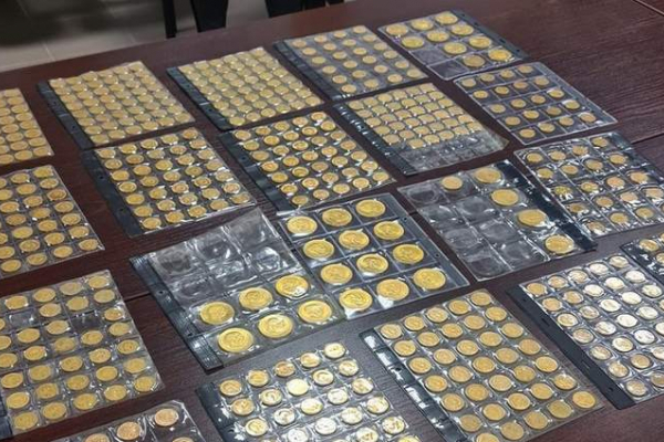 Пенсіонерка перевезла через кордон 5 кг золотих монет, які купила у Львові