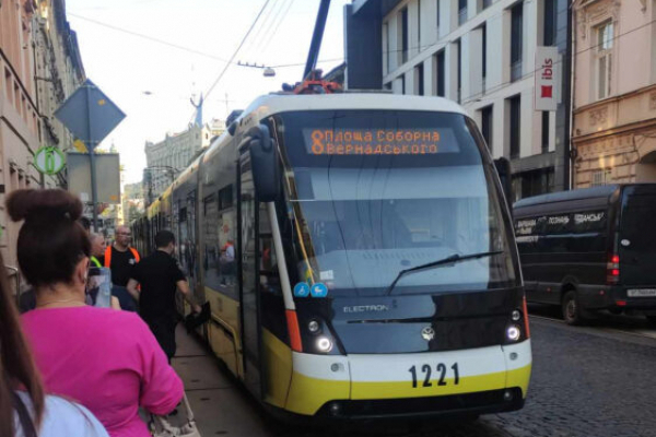 У львівському трамваї померла людина