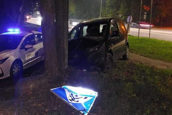 Водій Volkswagen зі смертельною дозою алкоголю зніс дорожній знак у Львові