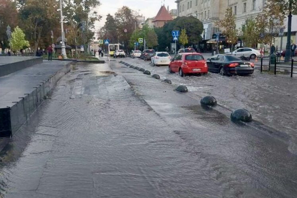 Внаслідок пориву на водопроводі у центрі Львова затопило проспект Свободи