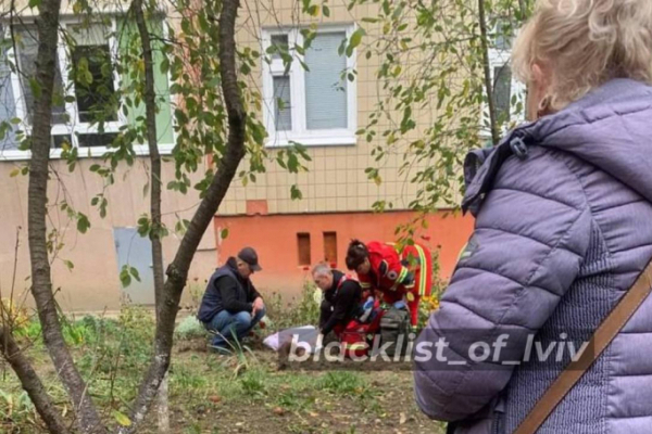 У Львові дівчинка випала з вікна багатоповерхівки
