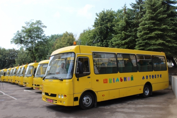 Школи Львівщини отримали сім нових автобусів «Школярик»