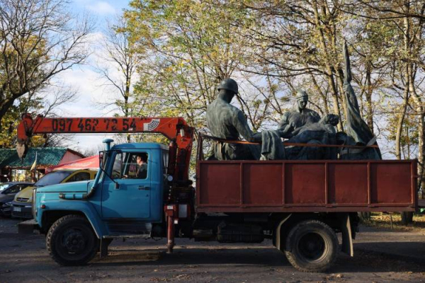 Ще три радянські скульптури демонтували у Львові