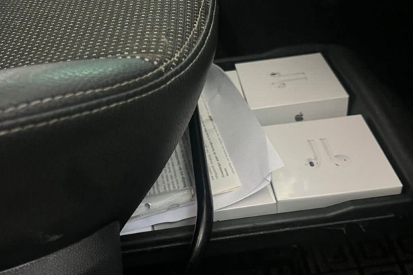 Львівські митники виявили в автомобілі жінки сховище із техінкою Apple
