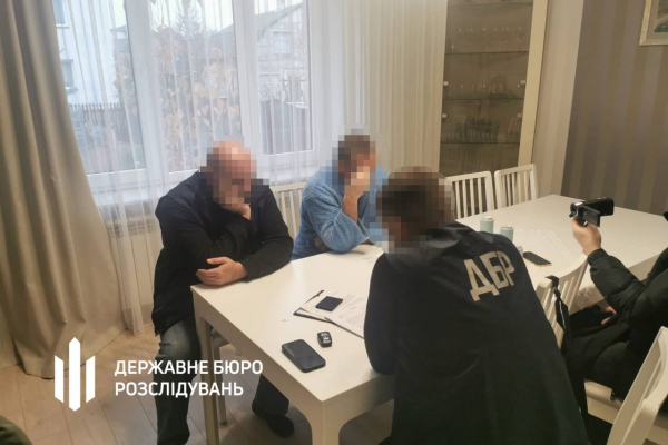 ДБР повідомило про підозру львівському митнику, який підробляв документи для виїзду на закупівлі до Польщі