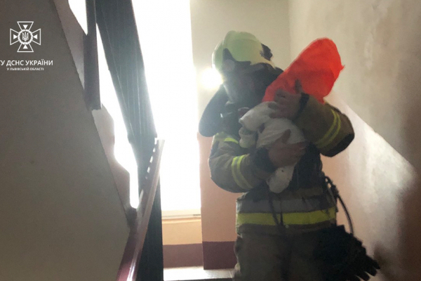 Львівські пожежники врятували немовля з матір'ю 
