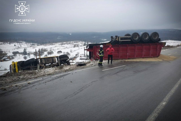 На Львівщині перекинувся вантажний автомобіль із зерном