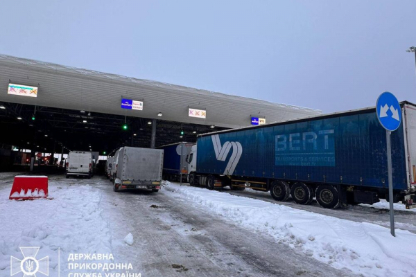 На кордоні із Польщею відкрили один пункт пропуску для вантажівок