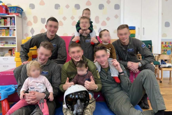 На Львівщині майбутні військові пілоти стали хрещеними для дітей-сиріт