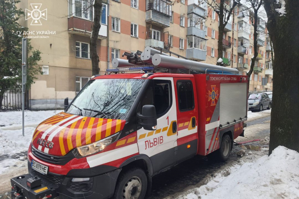У Львові сталася пожежа в багатоповерхівці. До лікарні у важкому стані потрапив чоловік