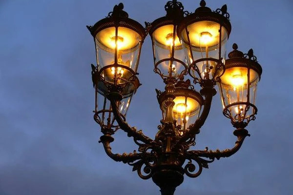 Через збій у роботі Київстар у Львові місцями досі ввімкнуте вуличне освітлення