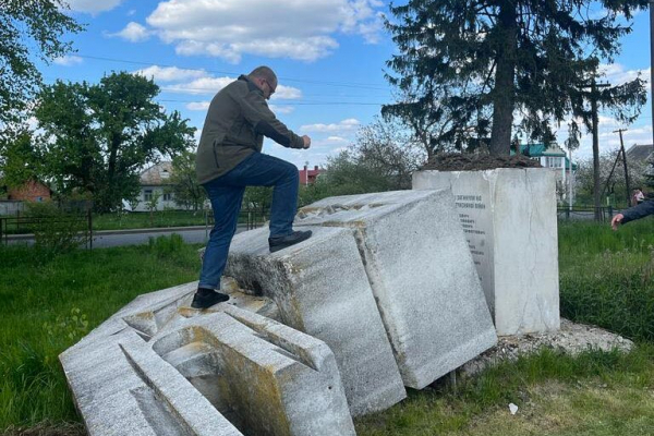 Чому на Львівщині, але і у всій Україні не знімають памʼятники окупації