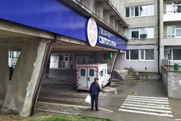 Хірурга міської лікарні Львова затримали на хабарі