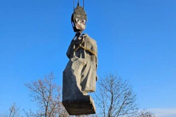 На Львівщині демонтували пам’ятник, який місцева владна верхівка ховала від декомунізації