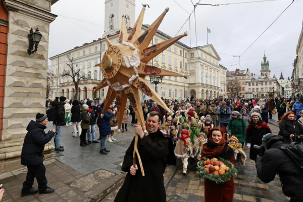 У центрі Львова у присутності військових встановили традиційного Різдвяного дідуха