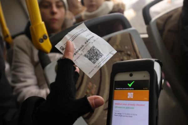 У Львові контролери стягнули у пасажирки з е-квитком 300 грн після того як вона оплатила за проїзд