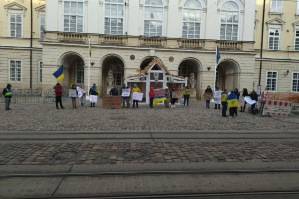Біля львівської Ратуші  знову відбувся мітинг через витрати ЛМР на ЗСУ