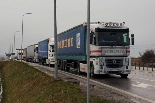 У трьох заблокованих пунктах пропуску, суміжних із Львівщиною, на в’їзд в Україну очікують близько 1100 вантажівок