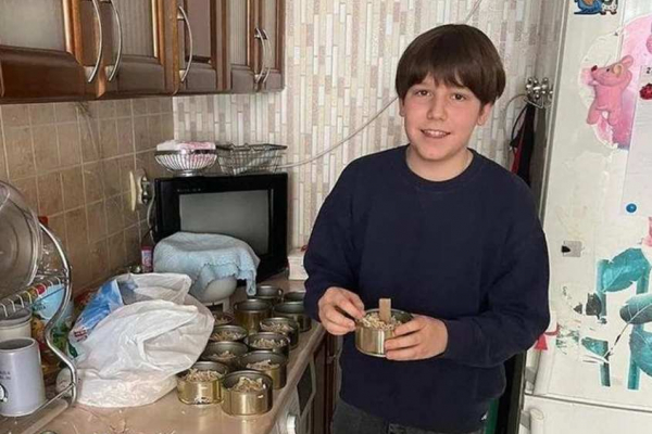12-річний хлопець з Львівщини власноруч виготовив 4 тисячі окопних свічок для ЗСУ