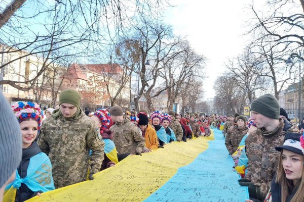У Львові розгорнули рекордний прапор із підписами військових