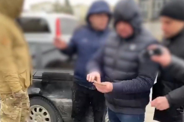 На Львівщині правоохоронці затримали чоловіків, підозрюваних у вимаганні 100 тисяч гривень із підприємця