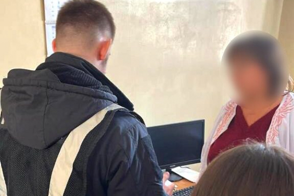 На Львівщині лікарку затримали за виготовлення фальшивої довідки ухилянту