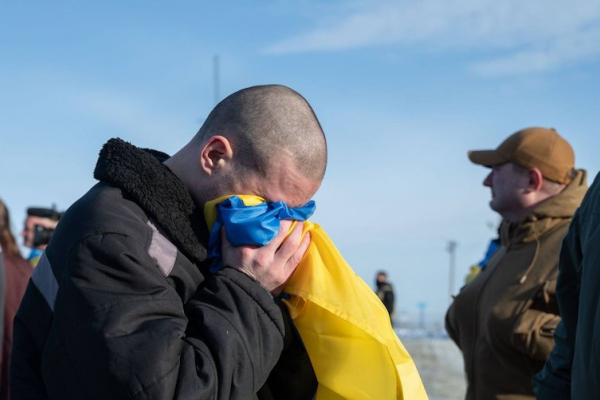 Україна повернула додому 207 полонених (ФОТО)