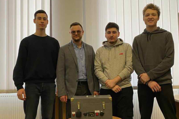 Львівські студенти виготовили портативну зарядну станцію для ЗСУ