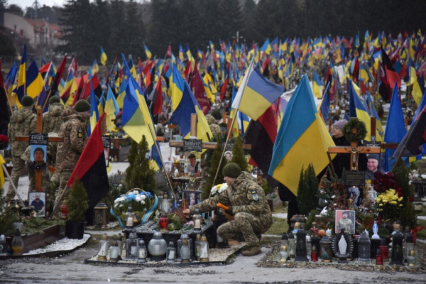 На Личаківському кладовищі запалили свічки, які виготовили сім’ї загиблих захисників