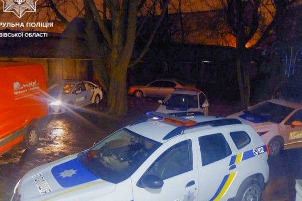Черга з патрульних авто під лікарнею: за одну ніч правоохоронці Львова затримали 16 п’яних керманичів
