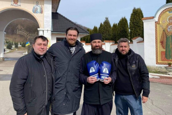 Монахи на Львівщині продали боксерські рукавиці Усика на аукціоні для дронів на ЗСУ