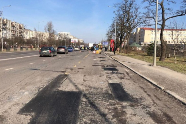 У Львові комунальники проводять ямковий ремонт доріг