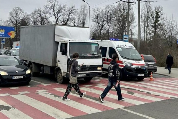 У Львові водій швидкої допомоги збив дівчину
