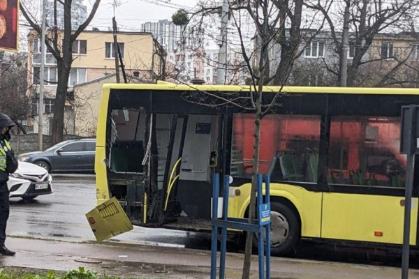 У Львові зіткнулися трамвай та автобус: двоє людей отримали травми