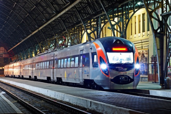 Укрзалізниця призначила додаткові потяги до Львова