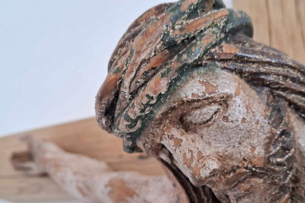 На Львівщині у дзвінниці церкви знайшли дерев’яну скульптуру Христа