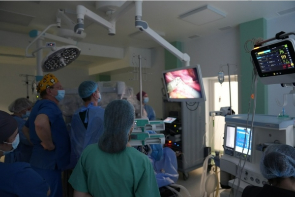 Львівські хірурги вперше провели операцію з видалення матки й придатків із застосуванням робота Da Vinci